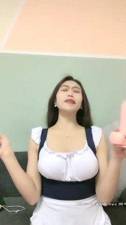 小圆黎央惠骚气牙套妹情趣女仆装开档肉丝道具自慰，毛毛浓密近距离特写假屌抽插上位骑坐 截图4