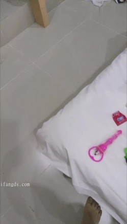 淫妻福利，91大神圈养极品骚婊，反差眼镜母狗【小懒猫】各种公共场所露出自慰3P调教 截图6