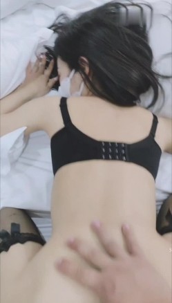 淫妻福利，91大神圈养极品骚婊，反差眼镜母狗【小懒猫】各种公共场所露出自慰3P调教 截图10