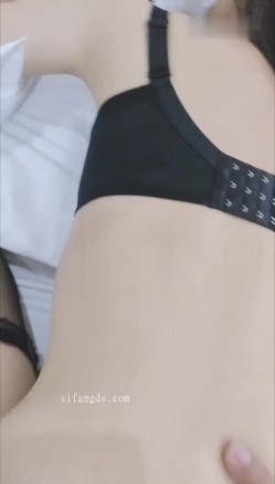 淫妻福利，91大神圈养极品骚婊，反差眼镜母狗【小懒猫】各种公共场所露出自慰3P调教 截图12