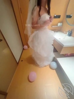 乱伦大神【会喷水的亲姐姐】付费钻石贴，在会所把姐姐搞到潮喷，不亏是会喷水的姐姐 截图4