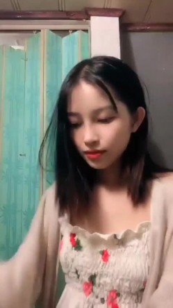 《云盘泄密》冒充经纪人忽悠相当模特的漂亮学妹脱光了看她的鲍鱼 截图1