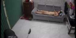 《居家摄像头破解》美少妇洗完澡光熘熘的在沙发上自慰 还给BB拍张照不知道发给谁 截图1