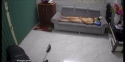 《居家摄像头破解》美少妇洗完澡光熘熘的在沙发上自慰 还给BB拍张照不知道发给谁 截图5