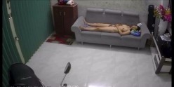 《居家摄像头破解》美少妇洗完澡光熘熘的在沙发上自慰 还给BB拍张照不知道发给谁 截图8