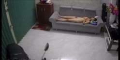 《居家摄像头破解》美少妇洗完澡光熘熘的在沙发上自慰 还给BB拍张照不知道发给谁 截图10