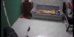 《居家摄像头破解》美少妇洗完澡光熘熘的在沙发上自慰 还给BB拍张照不知道发给谁 截图11
