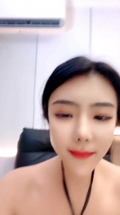 大屌哥再战两个极品少妇，精彩双飞全程露脸丝袜高跟性感肚兜，淫声荡语互动撩骚无套轮草两女，浪叫呻吟不断 截图4