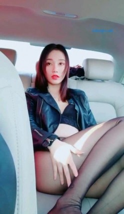 黑丝美腿御姐 和社会哥车震 那圆润的大屁股 太欠操啦 大长腿坐到汽车后座显得很拥挤 但两个人还是能干得很爽 截图2