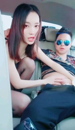 黑丝美腿御姐 和社会哥车震 那圆润的大屁股 太欠操啦 大长腿坐到汽车后座显得很拥挤 但两个人还是能干得很爽 截图4