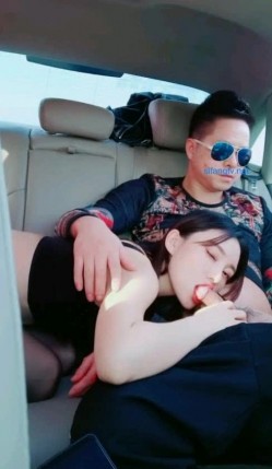 黑丝美腿御姐 和社会哥车震 那圆润的大屁股 太欠操啦 大长腿坐到汽车后座显得很拥挤 但两个人还是能干得很爽 截图6