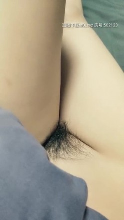 【每天约精品妹子】小伙精通泡良又斩获新妹子，约到家中玩弄漂亮的馒头小穴，腰细臀翘形状完美，撅起来就让人有后入欲望 截图8