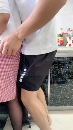 【剧情演绎】半推半就干小嫂子 从厨房开始一阵狂艹后，再床上继续耕耘艹逼！ 截图3