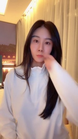 颜值神似明星脸气质很诱惑 全裸身材秀巨乳骚逼诱人撸爆蛋 截图1