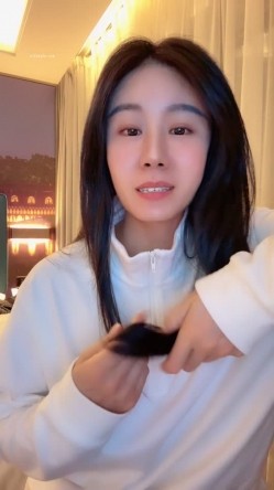 颜值神似明星脸气质很诱惑 全裸身材秀巨乳骚逼诱人撸爆蛋 截图2