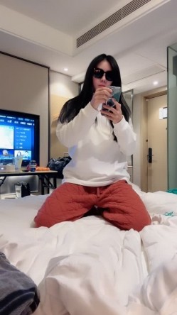 颜值神似明星脸气质很诱惑 全裸身材秀巨乳骚逼诱人撸爆蛋 截图5