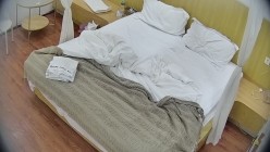酒店偷拍 ️半夜入住的年轻情侣牛仔短裤靓妹被男友扑倒就干 截图5