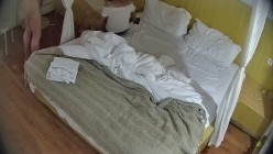 酒店偷拍 ️半夜入住的年轻情侣牛仔短裤靓妹被男友扑倒就干 截图8