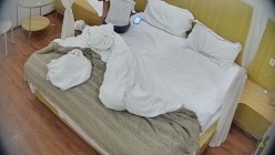 酒店偷拍 ️半夜入住的年轻情侣牛仔短裤靓妹被男友扑倒就干 截图14