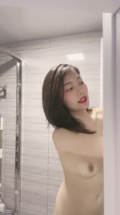 新晋气质无毛大美女居家激情啪啪，脱掉丁字裤舔弄大屌，主动骑乘整根插入，后入撞击脸对着镜头，操自己振动棒自慰 截图14