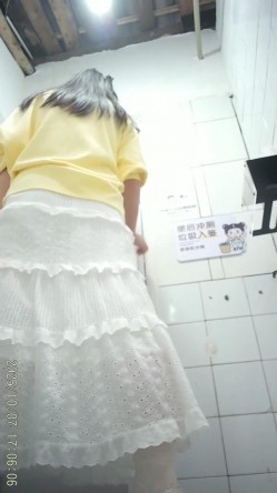 三线大学简陋女厕后拍学妹尿尿露背高跟美女打扮像小姐似的 截图8