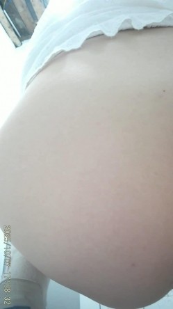 三线大学简陋女厕后拍学妹尿尿露背高跟美女打扮像小姐似的 截图10