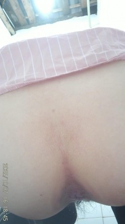 三线大学简陋女厕后拍学妹尿尿露背高跟美女打扮像小姐似的 截图15