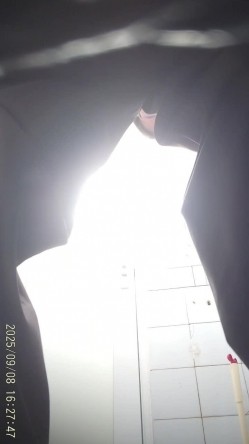 三线大学简陋女厕后拍学妹尿尿露背高跟美女打扮像小姐似的 截图16