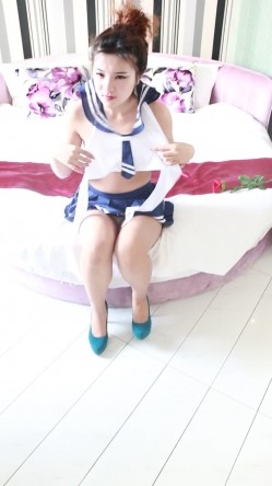 肤白貌美人体模特芸芸宾馆私拍水手制服美乳肥臀摄影师揩油咸猪手掰阴唇拍摄 截图1
