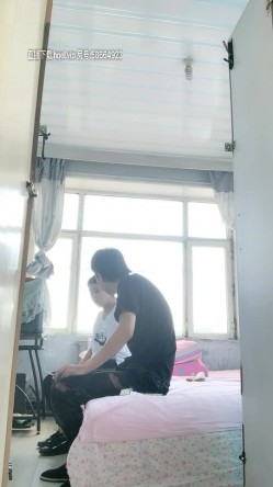 小哥强上小嫂子，全程露脸直接扒光开干给狼友看，舌吻骚逼按着头吃鸡巴，各种爆草抽插浪荡呻吟，高潮不断 截图1