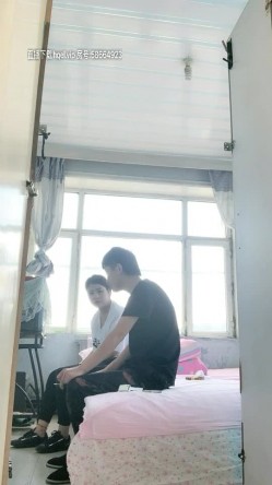 小哥强上小嫂子，全程露脸直接扒光开干给狼友看，舌吻骚逼按着头吃鸡巴，各种爆草抽插浪荡呻吟，高潮不断 截图2