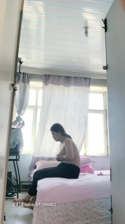 小哥强上小嫂子，全程露脸直接扒光开干给狼友看，舌吻骚逼按着头吃鸡巴，各种爆草抽插浪荡呻吟，高潮不断 截图5