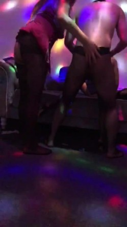 约了南宁一少妇，意外收获双飞，这两姐妹实在太骚啦，豹纹大奶熟女：猛一点猛一点老公哦哦哦。另一女：操死一个算一个，用力！ 截图15