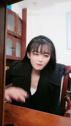 公司办公室女会计上班之余褕褕兼职果聊,桌下开档肉丝插入按摩棒,没少被老板干 截图1