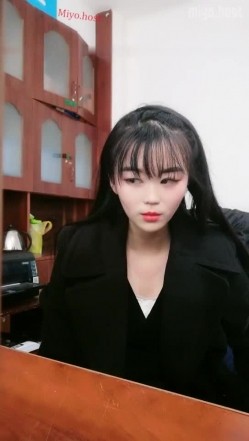 公司办公室女会计上班之余褕褕兼职果聊,桌下开档肉丝插入按摩棒,没少被老板干 截图2