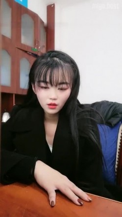 公司办公室女会计上班之余褕褕兼职果聊,桌下开档肉丝插入按摩棒,没少被老板干 截图3