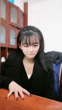 公司办公室女会计上班之余褕褕兼职果聊,桌下开档肉丝插入按摩棒,没少被老板干 截图4