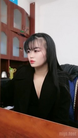 公司办公室女会计上班之余褕褕兼职果聊,桌下开档肉丝插入按摩棒,没少被老板干 截图5