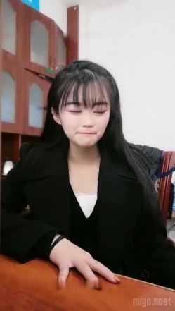 公司办公室女会计上班之余褕褕兼职果聊,桌下开档肉丝插入按摩棒,没少被老板干 截图6