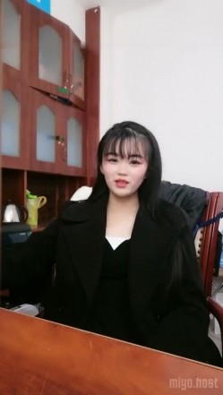 公司办公室女会计上班之余褕褕兼职果聊,桌下开档肉丝插入按摩棒,没少被老板干 截图7