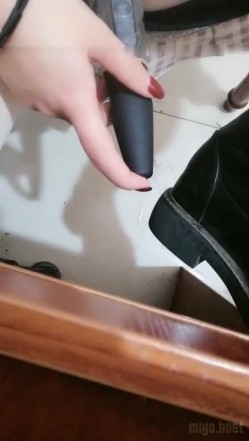 公司办公室女会计上班之余褕褕兼职果聊,桌下开档肉丝插入按摩棒,没少被老板干 截图8