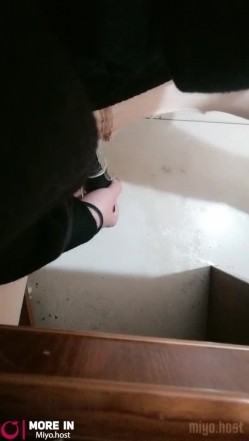 公司办公室女会计上班之余褕褕兼职果聊,桌下开档肉丝插入按摩棒,没少被老板干 截图9