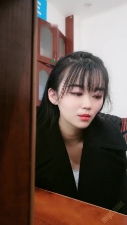 公司办公室女会计上班之余褕褕兼职果聊,桌下开档肉丝插入按摩棒,没少被老板干 截图10