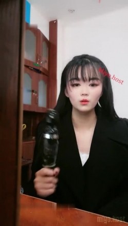 公司办公室女会计上班之余褕褕兼职果聊,桌下开档肉丝插入按摩棒,没少被老板干 截图12