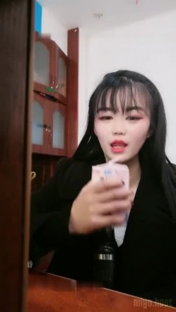 公司办公室女会计上班之余褕褕兼职果聊,桌下开档肉丝插入按摩棒,没少被老板干 截图13