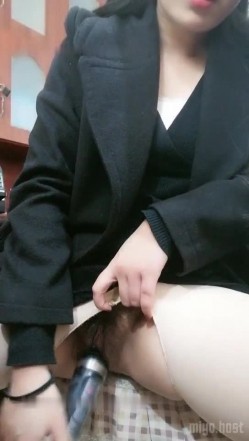 公司办公室女会计上班之余褕褕兼职果聊,桌下开档肉丝插入按摩棒,没少被老板干 截图14