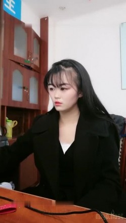 公司办公室女会计上班之余褕褕兼职果聊,桌下开档肉丝插入按摩棒,没少被老板干 截图15