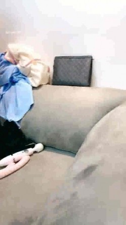 操逼天花板 ️极品美女【港美喜欢嘛】被猛男按在沙发上~无套强烈抽插~浪叫呻吟 ️嗯嗯啊啊爽翻天！ 截图2