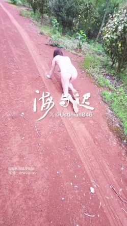 顶级调教大神，回归携多位少妇母狗调教，刺激花式玩法「海与迟」165车模冷白皮黑丝母狗车展当晚拿下，抽逼奴性M配合度非常高 截图7