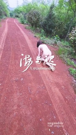 顶级调教大神，回归携多位少妇母狗调教，刺激花式玩法「海与迟」165车模冷白皮黑丝母狗车展当晚拿下，抽逼奴性M配合度非常高 截图8